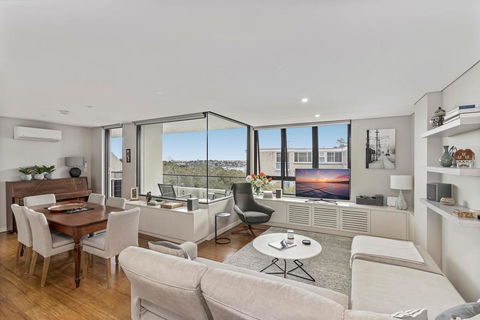Light Filled Apartment With Sweeping Harbour Views - Accommodation Port Macquarie 0