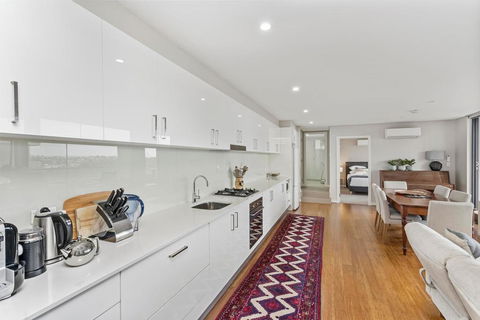 Light Filled Apartment With Sweeping Harbour Views - Accommodation Port Macquarie 2