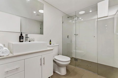 Light Filled Apartment With Sweeping Harbour Views - Accommodation Port Macquarie 3