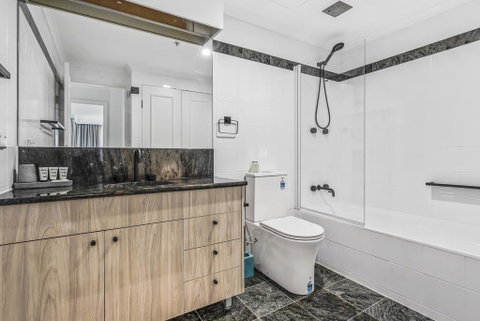 Luxurious Harbour View Apartment Steps From City - Accommodation Port Macquarie 3