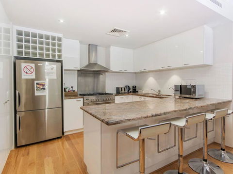Luxurious Mandurah Marina Apartment - Accommodation Port Macquarie 2