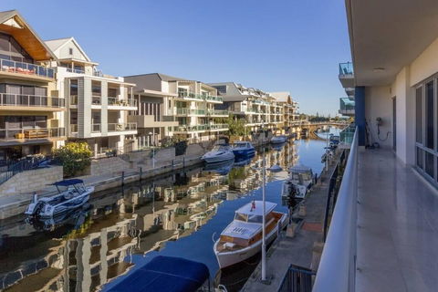 Luxurious Mandurah Marina Apartment - Accommodation Port Macquarie 0