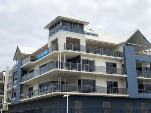 Luxurious Mandurah Marina Apartment - Accommodation Port Macquarie 1