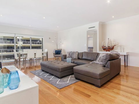 Luxurious Mandurah Marina Apartment - Accommodation Port Macquarie 3
