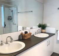 Luxury 4BR Home with KING Bed Lakes Entrance - Accommodation Port Macquarie