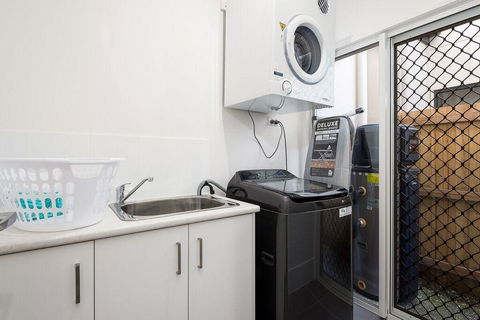 Luxury Home Close To Sleemans, QE2 Hospital & Griffith Uni - Accommodation Port Macquarie 1