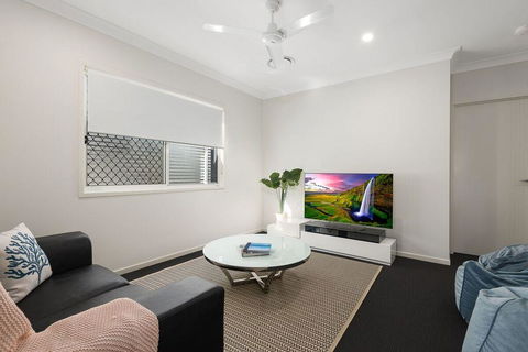 Luxury Home Close To Sleemans, QE2 Hospital & Griffith Uni - Accommodation Port Macquarie 0
