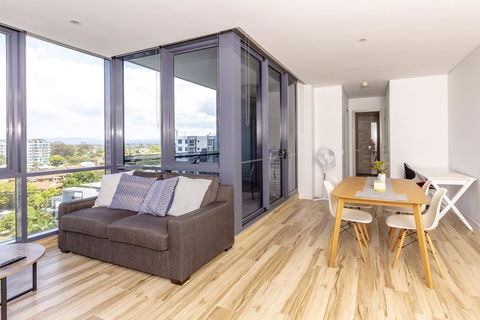 Luxury Modern Apartment In Southport With Hotel Facilities - Accommodation Port Macquarie 2