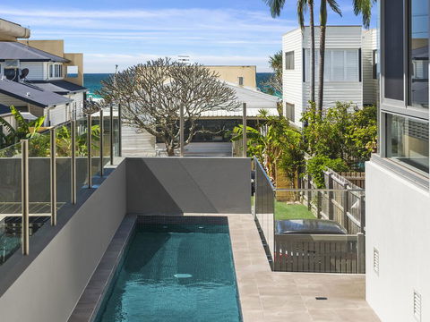 Luxury On Currumbin Beach - Accommodation Port Macquarie 3