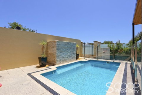 LUXURY VILLA W POOL & SPAS - Accommodation Port Macquarie 2