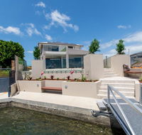 Luxury Waterfront Family Entertainer on Dolphin - Accommodation Port Macquarie