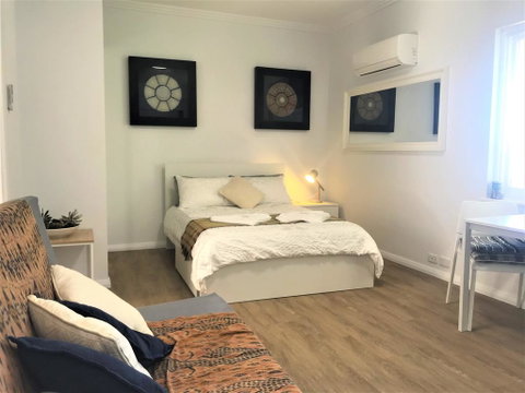 M207 Within The Free Transit Zone. Central Studio - Accommodation Port Macquarie 1
