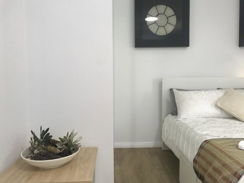 M207 Within The Free Transit Zone. Central Studio - Accommodation Port Macquarie 2