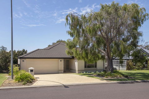 Macs Manor - Accommodation Port Macquarie 0