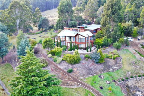 MAGICAL MOUNTAIN RETREAT - 20 Mins To CBD And Only 10 To MONA! - Accommodation Port Macquarie 0