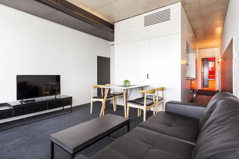 Magnificent Apartment With Spa In Melb - Accommodation Port Macquarie 3