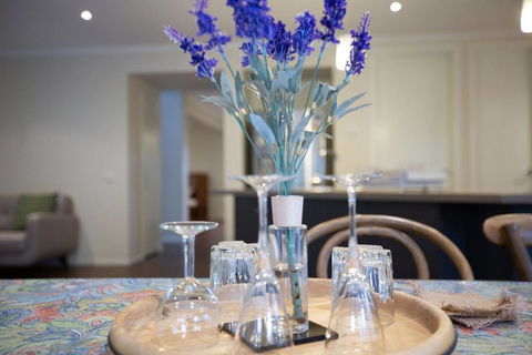 Magnificent Lux Stay@Mont Albert 4BR/WIFI/Garage - Accommodation Port Macquarie 1