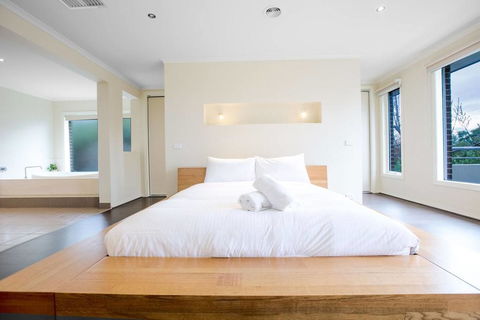 Magnificent Lux Stay@Mont Albert 4BR/WIFI/Garage - Accommodation Port Macquarie 0