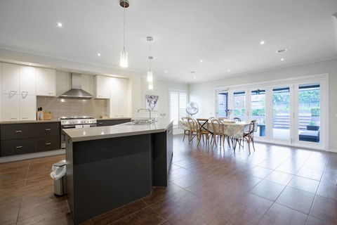 Magnificent Lux Stay@Mont Albert 4BR/WIFI/Garage - Accommodation Port Macquarie 3