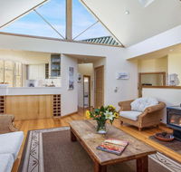 Malda's Retreat - air-con fireplace  outdoor spa - Accommodation Port Macquarie