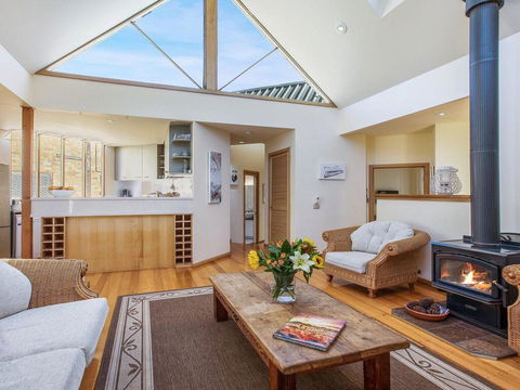 Malda's Retreat - Air-con, Fireplace & Outdoor Spa - Accommodation Port Macquarie 0