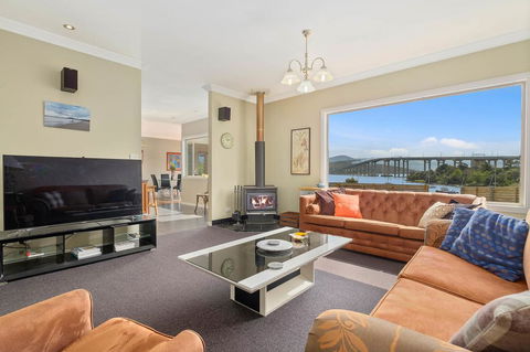 Manfield City Waterfront View Cottage - Accommodation Port Macquarie 0