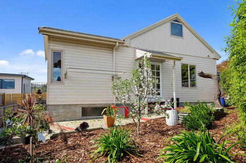 Manfield City Waterfront View Cottage - Accommodation Port Macquarie 2