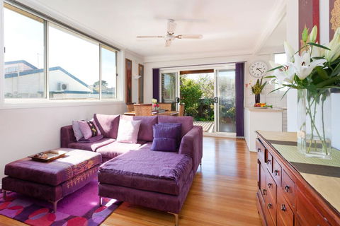 METRES TO THE BEACH - MORNINGTON - Accommodation Port Macquarie 0