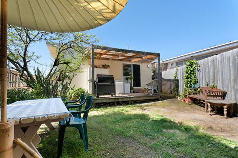 METRES TO THE BEACH - MORNINGTON - Accommodation Port Macquarie 3