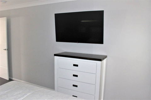 Michael's Place: Brand New Unit Close To Uni & CBD - Accommodation Port Macquarie 3