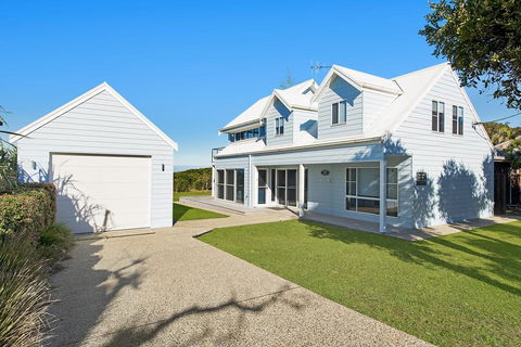 Middle Rock Beach House - Beach Front, Lake Cathie - Accommodation Port Macquarie 0