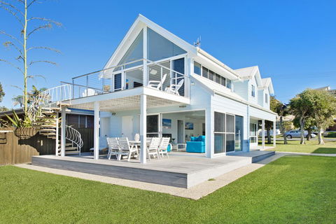 Middle Rock Beach House - Beach Front, Lake Cathie - Accommodation Port Macquarie 2