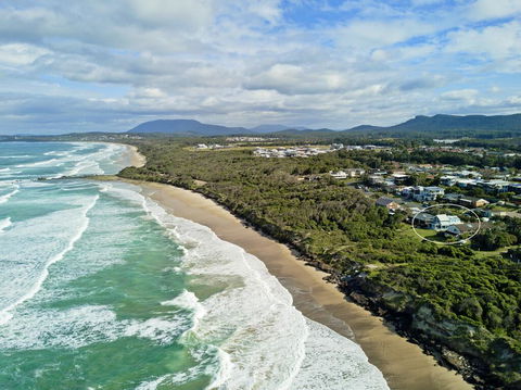 Middle Rock Beach House - Beach Front, Lake Cathie - Accommodation Port Macquarie 3