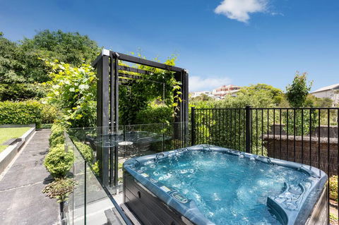Mills Beach Retreat Luxury Family Retreat With Hydrotherapy Spa, Opposite Beach, Walk To Village - Accommodation Port Macquarie 3