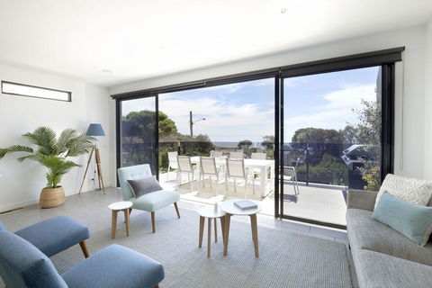 Mills Beach Retreat Luxury Family Retreat With Hydrotherapy Spa, Opposite Beach, Walk To Village - Accommodation Port Macquarie 0