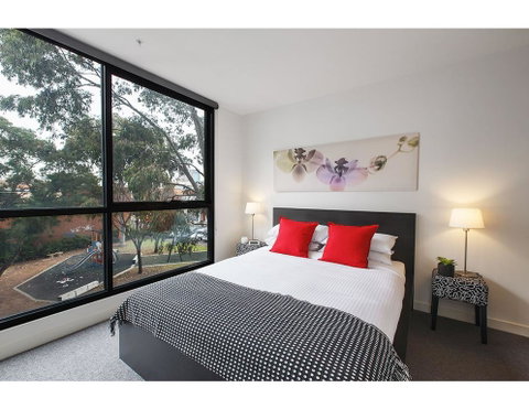 Modern 2 Bed Apartment In Trendy Collingwood - Accommodation Port Macquarie 1