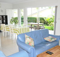 MODERN 3 BEDROOM APARTMENT IN TRADITIONAL QUEENSLANDER  PATIO LEAFY YARD POOL - Accommodation Port Macquarie