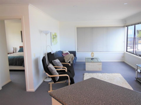 Modern Hobart Apartment With Stunning Views - Accommodation Port Macquarie 3