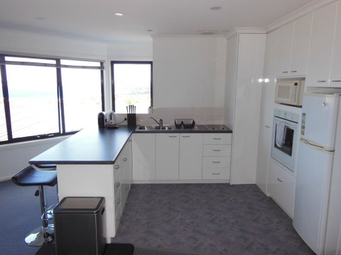 Modern Hobart Apartment With Stunning Views - Accommodation Port Macquarie 2