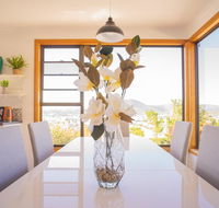 Moonah House-10 mins to CBD  MONA 4BR 2 BATH great view park 3 cars sleep 11 king bed en-suite - Accommodation Port Macquarie