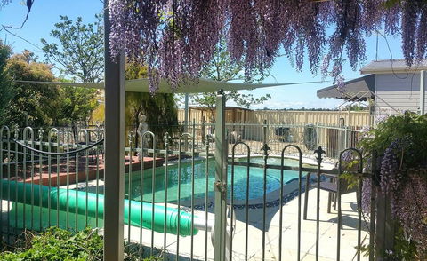 Must Love Dogs B&B & Self Contained Cottage - Accommodation Port Macquarie 2