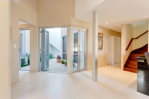 Cottesloe Contemporary Villa - Accommodation Port Macquarie 11