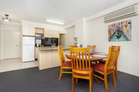 Oversized Eastend Sleeps 6 Free PARKING+POOL WIFI - Accommodation Port Macquarie 9