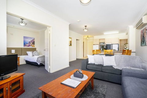 Oversized Eastend Sleeps 6 Free PARKING+POOL WIFI - Accommodation Port Macquarie 42