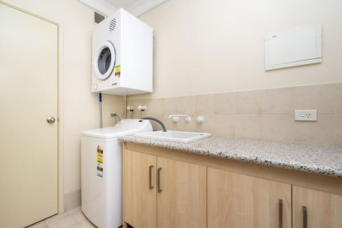 Oversized Eastend Sleeps 6 Free PARKING+POOL WIFI - Accommodation Port Macquarie 12