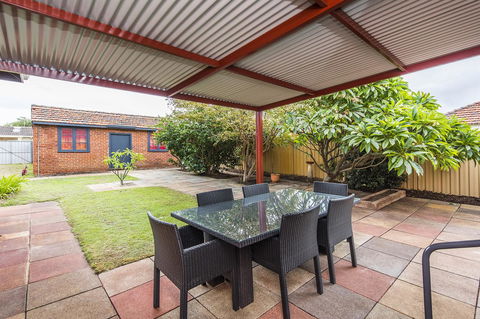 Big House Heated Pool 11 Beds Como / South Perth / Applecross - Accommodation Port Macquarie 26