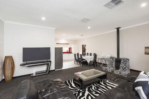 Big House Heated Pool 11 Beds Como / South Perth / Applecross - Accommodation Port Macquarie 2