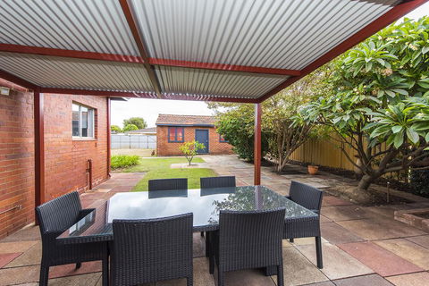 Big House Heated Pool 11 Beds Como / South Perth / Applecross - Accommodation Port Macquarie 28