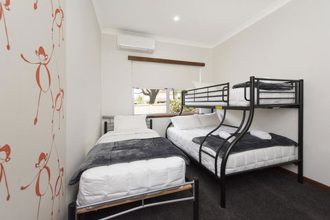 Big House Heated Pool 11 Beds Como / South Perth / Applecross - Accommodation Port Macquarie 18