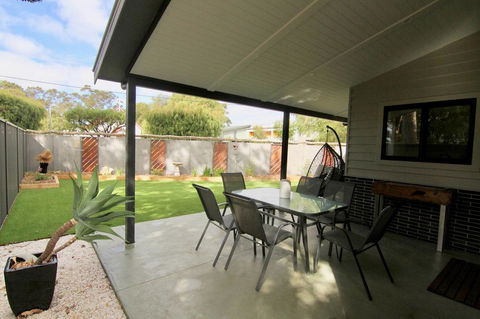 Starboard Drift - Captain & Crew - In Town Entire House For 8 - Accommodation Port Macquarie 3